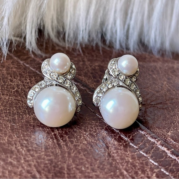 Marvella | Vintage | Faux Pearl Crystal Silver Tone Clip On Earrings - Picture 10 of 14
